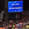 Eine Überprüfung durch den Video Assistant Referee wird auf einer Anzeigetafel über dem Gästeblock verkündet. Künftig sollen die Schiedsrichter ihre Entscheidung per Durchsage im Stadion für alle erklären. 