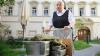 Jeden Tag warmes Essen für Bedürftige: Schwester Simone auf dem Weg von der Küche der Würzburger Erlöserschwestern zur Elisabethstube in der Ebracher Gasse. 