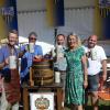 Prost auf die Oberndorfer Kirchweih: Mit frisch gezaptem Bier stoßen TVO-Vorsitzender Klaus Schuler, Rolf Grieshober (Arnsteiner Brauerei), OB Sebastian Remelé, Steffen Kraus, Christoph Fink (beide TVO), Susan Schubert (Brauerei) und Daniel Kummer, technischer Leiter beim Gastgeber TV Oberndorf, an.
