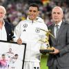 Rudi Völler (l) hört 2026 als DFB-Sportdirektor aus. Beim Ungarn-Spiel zeichnet er gemeinsam mit DFB-Präsident Bernd Neuendorf (r) Nationalspieler Jamal Musiala nach seinen drei EM-Toren aus.
