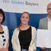 Roswitha Pfeiffer (stellvertretende Vorständin der BVS) und Fabian Mehring (Bayerischer Staatsminister für Digitales) gratulieren Ilona Nickel (Mitte) zum erfolgreichen Abschluss.