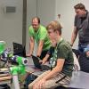 Die Jugendlichen beim Umsetzen der gestellten Aufgaben mit den colaborierenden Robotern von Schneider Electric.