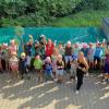 Die RUL Helfer mit Fischzüchter Ralf Zapf und den Rentweinsdorfer Ferienkinder