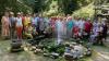 Im Bild der Frauenbund Geldersheim im Schlossgarten von Henriette Dornberger (links).