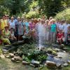 Im Bild der Frauenbund Geldersheim im Schlossgarten von Henriette Dornberger (links).