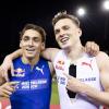 Norweger Warholm (r) muss nach der Niederlage gegen Duplantis beim Meeting am Donnerstag in einem schwedischen Trikot laufen.