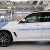 Ein BMW X5 mit Brennstoffzellensystem ist im BMW-Forschungszentrum zu sehen. (Archivbild)