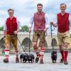Mit einer Dackelparade wollen die Macher des Dackelmuseums, Oliver Storz (links), Moritz Hickl (Mitte) und Seppi Küblbeck (rechts), auf den kulturellen Wert der Dackelzucht aufmerksam machen.