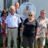 Jubiläumsfeier in Haßfurt: Wohlbehütet wohnt der 100-Jährige alleine in seiner Wohnung. Hintere Reihe: Bürgermeister Günther Werner (links) und Michael Ziegler, stellvertretender Landrat des Landkreises Haßberge.