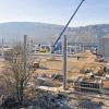 (meg)   Der neue Firma Kindermann im Eibelstadter Gewerbegebiet Mainpark wächst zusehends. Seit wenigen Wochen werden die Beton-Fertigteile der künftigen Fertigungsstätte montiert. Ein knapp 20 000 Quadratmeter großes Gelände hat die Firma dort erworben. Neben der 5000 Quadratmeter großen Fertigungshalle entsteht dort ein Bürogebäude mit 2000 Quadratmetern Nutzfläche. Im Herbst will der Ochsenfurter Traditionsbetrieb an den neuen Standort umziehen. 1861 war die Firma in Berlin als Hersteller von Petroleumlampen gegründet worden und stieg später zu einem führenden Entwickler von Hersteller von Fotolabor- und Projektionstechnik auf. Seit 1950 ist Kindermann in Ochsenfurt ansässig. In wirtschaftliche Schwierigkeiten kam der Hersteller von Foto- und Laborgeräte durch den verspäteten Umstieg auf die digitale Technik. Nach der Insolvenz 2003 hatte der Unternehmer Paulinus Hohmann 2007 das einstige Familienunternehmen übernommen und den Schwerpunkt auf die Präsentations- und Konferenztechnik verlegt. Bereits kurz nach der Neustrukturierung meldete Kindermann wieder wirtschaftliche Erfolge. Die Suche nach einem zeitgemäßen Standort führte schließlich mainabwärts weg aus Ochsenfurt. Ursprünglich sollte der neue Firmensitz im Jubiläumsjahr 2011 bezogen werden. Als Gründe für die Verzögerung werden die Finanzkrise und die daraus resultierende Zurückhaltung der Banken bei der Kreditvergabe genannt.