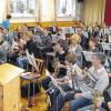 Lernen von einem Großen: Über 70 Teilnehmer der Posaunenchöre der Bezirke Burghaslach und Markt Einersheim kamen zu einem Workshop mit Richard Roblee (links), amerikanischer Posaunist und Professor für Jazz und Big Band, nach Herrnsheim.
