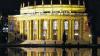 Umstrittene Theatergagen: Das Stuttgarter Opernhaus spiegelt sich im Wasser des davor liegenden Eckensees.