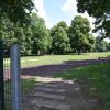 Auf dem Grüngelände der Dachsgrube, auf dem hohe Bäume Bolz- und Spielplatz umgeben, wird die Gemeinde das neue Schulhaus bauen.