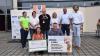 Strahlende Gesichter bei der Spendenübergabe am Sonntag in Karbach (hinten von links): Katja Stegerwald von der DJK, Karin Grimmer vom BRK, Michael Sporrer, Renate Leimeister (BRK), Bürgermeister Bertram Werrlein und Richard Oswald sowie vorne die Eltern von Melia, Stefanie und Julian Schubert.