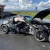 Bei einem schweren Verkehrsunfall auf der B26 bei Viereth-Trunstadt sind am Montagnachmittag vier Personen verletzt worden, drei davon lebensgefährlich, nachdem der Fahrer dieses Ford auf nasser Fahrbahn in den Gegenverkehr geraten war.