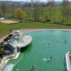 Ein Foto aus besseren Tagen: Der Bad Königshöfer Heilwassersee an der Frankentherme bleibt bis auf weiteres geschlossen. Das war schon im vergangenen Jahr über Ostern so.