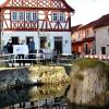 Bauamtsleiter Robert Herbig, Bürgermeister Horst Herbert und Landschaftsarchitekt Ralf Warm  vom Architekturbüro Arc-Grün begutachten die Entwurfsplanung für die Umgestaltung des Weihers in Stammheim. Im Hintergrund das ehemalige Rathaus.