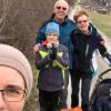 Tanja Hartmann, Vorstand Finanzen und Verwaltung des Sportvereins Greußenheim, sammelte auch in diesem Jahr mit der ganzen Familie wieder fleißig achtlos weggeworfene Flaschen, Tüten und anderen Müll. Julian Hartmann (Bildmitte) ist schon seit vielen Jahren mit seinen Eltern und Großeltern bei der Aktion dabei und immer entsetzt, wie achtlos der Müll in der Flur entsorgt wird.