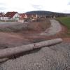 Mit Baumstämmen und Steinhaufen versucht die Gemeinde Sulzfeld  die Wege-Sperrungen links und rechts der Staatsstraße 2280 durchzudrücken, seitdem die Ortsdurchfahrt wegen Bauarbeiten nicht passiert werden kann.  Rechts der Straße sieht man ein Stück der Trasse des neuen Radwegs von Sulzfeld nach Oberlauringen. 