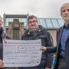 Der Förderverein Musikalische Akademie Würzburg übergab einen Scheck in Höhe von 74 595 Euro an die Musikhochschule (von links): Johannes Engels, Vorstandsvorsitzender der Musikalischen Akademie Würzburg, Schatzmeister Erwin Pfeuffer und Christoph Wünsch, Hochschulpräsident an der Hochschule für Musik Würzburg.