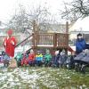 Wir öffnen alljährlich an einem Adventssamstag das Ostheimer Storchennest, um den Eltern die Möglichkeit für Weihnachtseinkäufe zu bieten und mit den Kindern Nikolaus zu feiern. Wir sangen Nikolauslieder und ließen uns selbstgebackene Plätzchen schmecken. Der Nikolaus besuchte uns im Garten (seit langen Jahren wird die Rolle von Bruno Schmalen übernommen, hierfür herzlichen Dank). Wir begrüßten ihn mit Gesang und er brachte Gedichte und einen großen Sack mit Überraschungen. Unsere kleinen Störche waren gespannt und beobachteten freudig, teils ehrfürchtig den Nikolaus. Gegen Abend veranstalteten wir in unserem Garten ein Lichterfest, bei dem Eltern und Geschwister anwesend waren. Der Elternbeirat sorgte für warme Getränke und wir naschten unsere leckeren Plätzchen. Bei genügend Abstand ließen wir den schönen Tag ausklingen. Zu diesem Anlass überreichten uns Mathias Kümmeth und Felix Hofmann eine Spende des Ostheimer Bobbycar Clubs - ein knallrotes Bobbycar mit Anhänger. Hierfür herzlichen Dank.
