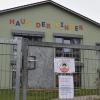 Bis auf Weiteres elternfrei: In Fladungen haben nur die Kinder Zutritt zu den Räumlichkeiten. Auch sonst hat sich der Kita-Alltag in Corona-Zeiten stark verändert.