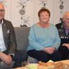Bürgermeister Volker Hemrich überbrachte Renate und Adolf Nürnberger (von links) einen Präsentkorb und Glückwünsche zur Diamantenen Hochzeit.