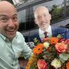 Feiert seinen Wahlsieg: Am Tag nach der Bundestagswahl bedachte MdB Alexander Hoffmann (CSU) seine Frau und seine Wahlkreis-Geschäftsführerin mit Blumen.