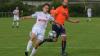 Michael Merker (links) vom FC Eibelstadt spielt den Ball vor Martin Pöhland von der SG Sommerhausen/Winterhausen. Eibelstadt gewann das Lokalderby gegen den Nachbarn mit 2:1 und fuhr den ersten Saisonsieg ein.