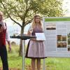 Helmut Heitzer, unterstützt von Weinprinzessin Alisia Fragner, berichtete über das Projekt. Helmut Heitzer, unterstützt von Weinprinzessin Alisia Fragner, berichtete über das Projekt.