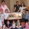 Im Bild Irmtraud Hofmann (Kindergartenleitung) Benedikt Böhm und Eva Schmitt vom Siebenäckerhof und die Kindergartenkinder.