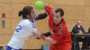 Zwei Routiniers im direkten Duell: Michelfelds Spielertrainer Maximilian Häckner (links) und der Lohrer Michael Diehl. Die Lohrer verloren das Landesliga-Kellerduell des Letzten beim Vorletzten mit 18:20 gegen Michelfeld.