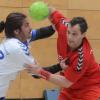 Zwei Routiniers im direkten Duell: Michelfelds Spielertrainer Maximilian Häckner (links) und der Lohrer Michael Diehl. Die Lohrer verloren das Landesliga-Kellerduell des Letzten beim Vorletzten mit 18:20 gegen Michelfeld.