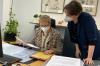 Staatssekretärin Sabine Dittmar beim Aktenstudium mit ihrer persönlichen Referentin Ilona Laschütza (rechts).