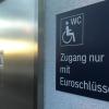 Viele der öffentlichen Toiletten, wie hier am Hauptbahnhof in Schweinfurt, können nur mithilfe des Euroschlüssels geöffnet werden. Der spezielle Türöffner ermöglicht lediglich einem eingeschränkten Personenkreis, wie Rollstuhlfahrern oder Sehbehinderten, den Zugang zu den WCs. Voraussetzung ist ein Schwerbehindertenausweis.