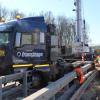 Aufder A3 bei Rüdenhausen krachte ein Schwertransport mit insgesamt 96 Tonnen Gewicht in einen Fahrbahnteiler.