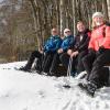 Kurze Pause in der Sonne - das können Wintersportlerinnen und -sportler in der Rhön an diesem Wochenende vereinzelt noch genießen. Aber Vorsicht: In den Schwarzen Bergen sind Winterwanderwege wegen Sturmbruchs noch gesperrt.