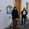Eva Wittenburg (Mitte) freut sich über die Auszeichnung „Umweltpakt Bayern“ für ihr Gasthaus „Zur Sonne" in Nordheim. Landrätin Tamara Bischof (rechts) überreichte die Urkunde im Beisein von Bürgermeisterin Sibylle Säger.