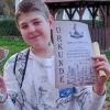 Stolz präsentiert Maksym Shebanova den unterfränkischen Pokal und die Urkunde der Schachmeisterschaft.