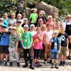 Zum Erinnerungsfoto, malerisch versammelt um den Brunnen am Platz der Generationen: Die Kinder, die teilnahmen und die Verantwortlichen. Links im Bild Bürgermeister Horst Herbert und Gemeinderätin Ilona Dusel, rechts Grillmeister Günter Riedmann, Gemeinderat Michael Ortner und Gemeinderat Eric Dittmann Zum Erinnerungsfoto, malerisch versammelt um den Brunnen am Platz der Generationen: Die Kinder, die teilnahmen und die Verantwortlichen. Links im Bild Bürgermeister Horst Herbert und Gemeinderätin Ilona Dusel, rechts Grillmeister Günter Riedmann, Gemeinderat Michael Ortner und Gemeinderat Eric Dittmann