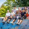 Skatingkurs für Mädchen (hinten von links): Jonas Rilke (Zoom), Lilli Funk (b-hof) und Miriam Ehrenfried (SJR); vorne: Laura, Trainerin Philly, Ellen und Seyra.