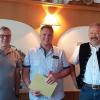 Ehrung für 25-jährige Mitgliedschaft: Volker Frank (Mitte) zusammen mit Vorsitzendem Friedrich Koch (links) und Bürgermeister Michael Gram. 