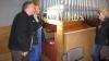 Robert Flögel, Wolfgang Straub und Karin Weigand sehen sich die Schäden an der Orgel an.