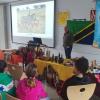 Der frühere Lehrer Peter Schuhmann stellte den Schülerinnen und Schülern am Vinzentinum  die Partnerschule in Kipololo vor.