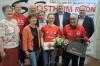 Die Deutsche Meisterin im Langdistanz-Triathlon Maja Betz (vorne Mitte) wurde von der Stadt Ostheim mit einem Empfang im Rathaussaal und bodenständigen Geschenken geehrt. Der Ehrung durch Zweite Bürgermeisterin Karina Werner (links) schloss sich die SCO-Vorstandschaft mit einer ausführlichen Würdigung an in Person von (ab 2.v.l.) Bernd Küchler, Gabi Münch, Eberhard und Jutta Helm sowie dem Ehrenvorsitzenden Ali Louzry (rechts). Als Sponsorenvertreter gratulierten Karlheinz Herda und Rudolf Streit (hinten rechts). (Foto: Georg Will)