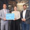 Die Auszeichnung "Digitales Amt" überreichte in Form eines Schildes Bayerns Digitalministerin Judith Gerlach (Mitte) an Bürgermeister Oliver Schulze (Zweiter von links). Im Sennfelder Rathaus dabei waren (von links) Landtagsabgeordneter Gerhard Eck, Geschäftsleiter Thomas Wagenhäuser und IT-Betreuer Niklas Reuß.