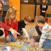 Lehrerin Melanie Ullrich spielt mit Schülerinnen und Schülern der Grundschule mit den von der Spende angeschafften Klassen-Sets von Lego-Education. Lehrerin Melanie Ullrich spielt mit Schülerinnen und Schülern der Grundschule mit den von der Spende angeschafften Klassen-Sets von Lego-Education.