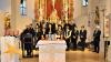 Einen eindrucksvollen Schlusspunkt setzte der Chor des Herlheimer Gesangvereins unter Leitung von Norbert Kraus (rechts). Links im Bild Pfarrer Andreas Engert, der sich bei allen Akteuren bedankt hatte und zum Zusammensein im Kirchenumgriff einlud.