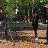 Luisa König richtet sich noch mal die Haare, ehe es bei den Drehaufnahmen im Außenbereich des Mainberger Schlosses im Spätherbst heißt: "Film läuft!"Mit im Bild Producer Marc Hanson (links) und Drehbuchautorin Gloria Mac Lachlan.