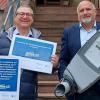 Frank Schneider (Bayernwerk, links) und Bürgermeister Bertram Werrlein mit einer der neuen Straßenlampen.